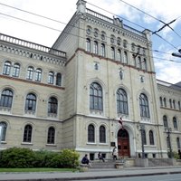 Объявлен конкурс на реставрацию дверей и витражей в историческом здании ЛУ