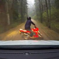 Video: Lietuvā motociklists bēgot pakļūst zem policijas auto