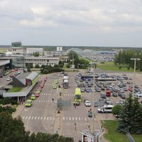 Госконтроль: проблема такси-мошенников в аэропорту "Рига" остается нерешенной