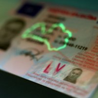 В Латвии начинают выдавать водительские права нового образца
