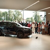 Foto: Rīgā atklāts Baltijā lielākais 'Jaguar Land Rover' autocentrs