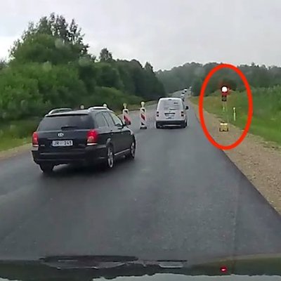 Video: Uz Liepājas šosejas ceļa remontdarbu sarkano gaismu šķērso vairāk nekā 10 auto