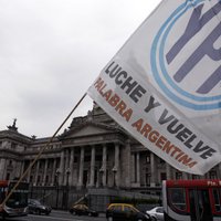 Argentīnas Senāts apstiprina Spānijas naftas milzim 'Repsol' piederošās kompānijas YPF nacionalizāciju