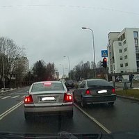 Video: Sarkanā gaisma Iļģuciemā nespēj apturēt steidzīgu BMW