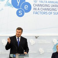 Janukovičs pārdevis Ukrainas likteni un nākotni, uzskata opozīcija