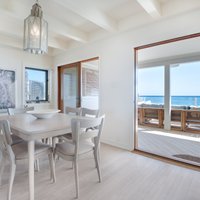 Daži soļi līdz okeānam – apskaužamā Leonardo Dikaprio pludmales māja