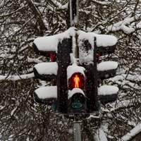 Apledojums un sniegs apgrūtina braukšanu visā Latvijā