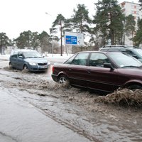 Прорыв водопровода в Риге: затоплено шоссе в Берги; утечка остановлена