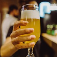 Kāpēc glāze ir labāka par kausu un kā pareizi baudīt alu?