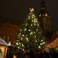 Foto: Rīgā iededz galveno svētku egli un sāk darboties Ziemassvētku tirdziņi
