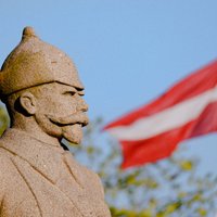 Kāpēc Ventspils centrā ir piemineklis vīram, kurš cīnījās pret Latvijas valsti