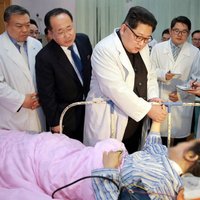 Kims 'rūgtās bēdās' apciemo avārijā cietušos Ķīnas tūristus