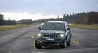 Video: modernizētais 'Jeep Grand Cherokee' iztur 'aļņa testu'