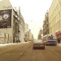 Video: No jumta krītošs sniegs Rīgā sabiedē gājējus