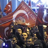 Полиция Роттердама применила силу против митингующих турок