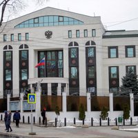 Moldovā auto ietriecies Krievijas vēstniecības vārtos