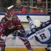 Rīgas 'Dinamo' neveiksmīgo sezonu noslēdz ar uzvaru 'bullīšos'