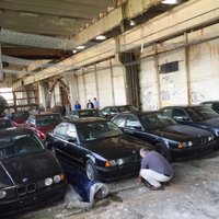 Foto: Bulgārijā atrasta noliktava ar nelietotiem 1994. gada BMW