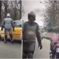 Video: Netrafarets motociklists Rīgā aptur autovadītājus; tādi esot tikai kriminālpolicijai