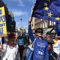 Foto: Tūkstošiem cilvēku Londonas ielās protestē pret 'Brexit'