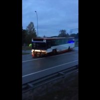 Video: Autobusa un vieglās automašīnas sadursmē uz Tallinas šosejas viens bojā gājušais