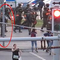 Vardarbība Minskā: kā drošībnieks tiešā tēmējumā sašāva žurnālisti