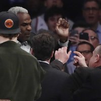 Video: Bijusī NBA zvaigzne Ouklijs sarīko traci 'Knicks' spēlē