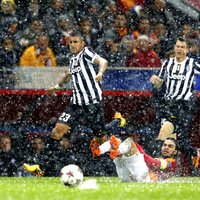 Stambulā sniegputenis pārtrauc UEFA Čempionu līgas maču