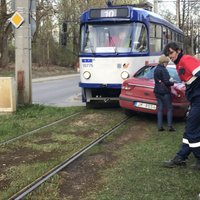 Foto: 10. tramvaja un automašīnas sadursme Bauskas ielā