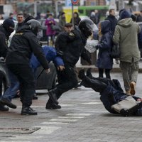 Baltkrievijā protesta akcijā aizturēti 400 cilvēku