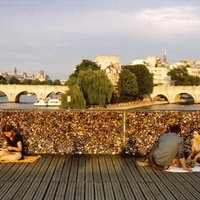 Video: Parīzē cīnās ar mīlniekiem, kas slēdz atslēgas pie tilta margām