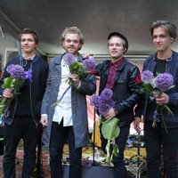 Foto: 'Carnival Youth' albuma iznākšanu nosvin kādā Rīgas iekšpagalmā