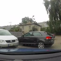 Video: Kas notiek, ja automašīnai nenovelk rokas bremzi