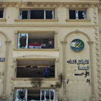 Protestētāji Ēģiptē iebrūk 'Musulmaņu brālības' mītnē
