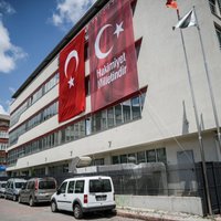 Turcijā pēc puča mēģinājuma atvaļina ģenerāļus un slēdz medijus