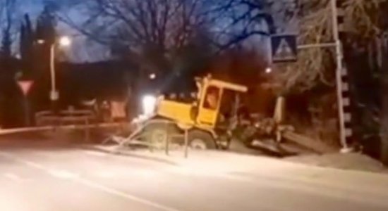 Video: Bauskā piedzēries traktorists mēģina izbraukt no grāvja