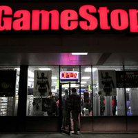 Amatieru investoru izglābtais 'GameStop' gatavojas 'ekstrēmai taupībai'
