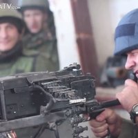Video: Krievu aktieris Ukrainā 'pārbauda pamieru' un šauj ar ložmetēju pa Doņeckas lidostu