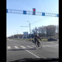 ВИДЕО: Кружим, кружим по району - велосипедист развлекается на перекрестке