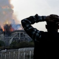 Parīzes Dievmātes katedrāles ugunsgrēks ir ierobežots un daļēji nodzēsts, paziņo ugunsdzēsēji