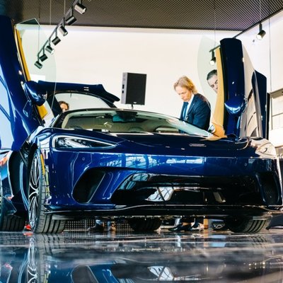 Foto: Rīgā līdz ar 'McLaren' dīlercentra atklāšanu notikusi 'GT' superauto Eiropas pirmizrāde