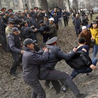 Protestā Kirgizstānā aizturēti 67 vietējā politiķa atbalstītāji