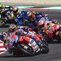Dovicioso uzvar 'MotoGP' Sanmarīno posmā; Lorenso divus apļus pirms finiša krīt un zaudē pjedestālu