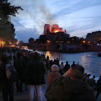 Pasaule šokēta un skumst par Parīzes Dievmātes katedrāles ugunsgrēku