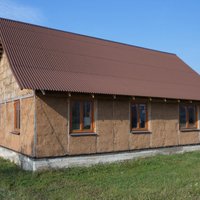 Salmu mājas būvniecība – mīti un patiesība par dabai draudzīgo risinājumu