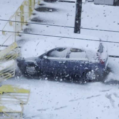 Video: Rīgas kārtībsargs neviļus automašīnai uzgāž barjeru