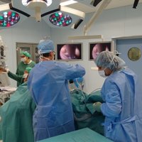 Neiroķirurgs ar jaunām operācijas metodēm pirmo reizi Latvijā atrisina sarežģītus klīniskos gadījumus