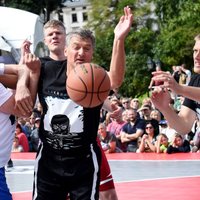 Diennakts basketbola turnīrā 'Krastu mačs' uzvar Daugavas kreisais krasts