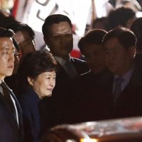 Foto: Dienvikorejas prezidente pēc impīčmenta pamet pili