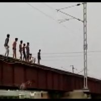 Video: Kā indiešu jaunieši pārbauda nervus uz dzelzceļa tilta